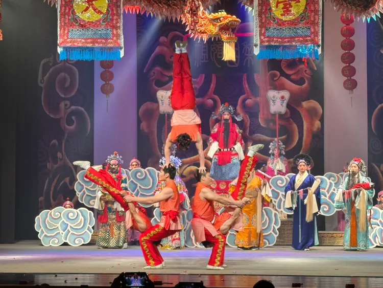 戲曲學院今天舉行開台大典，圖為台灣特技團與復興京劇團表演。戲曲學校提供