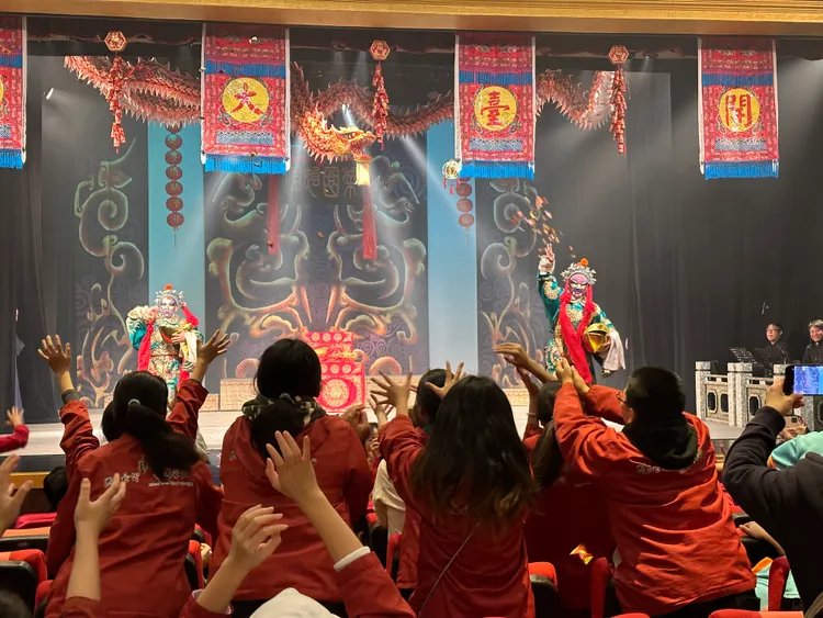 戲曲學院今天舉行開台大典，演出中包含財神向台下撒糖，引起學生一陣瘋搶。王良博攝