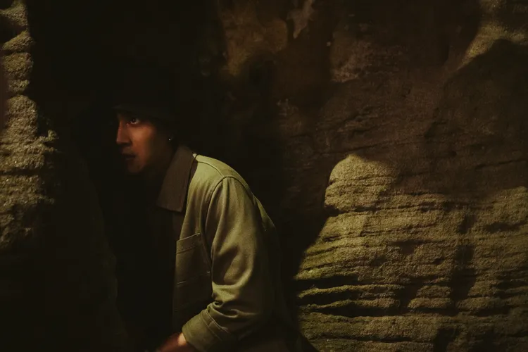 劉冠廷躲在山壁。CATCHPLAY提供