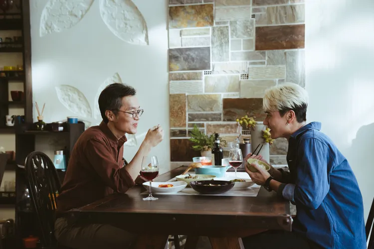 劉冠廷（右）劇中與導演父吃飯。CATCHPLAY提供