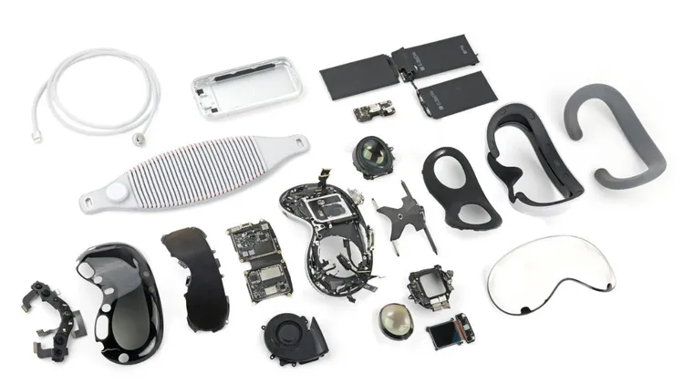 Apple Vision Pro拆解後的各個零件。圖片來源： iFixit