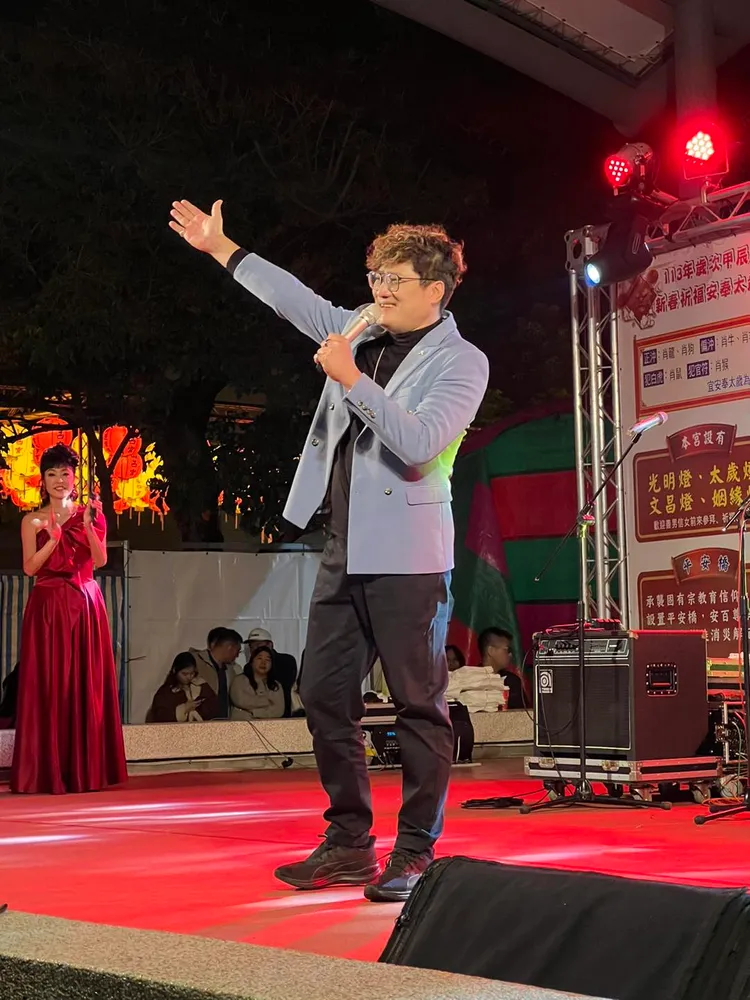 楊哲車禍後趕到關廟山西宮演出。翻攝唐玲臉書