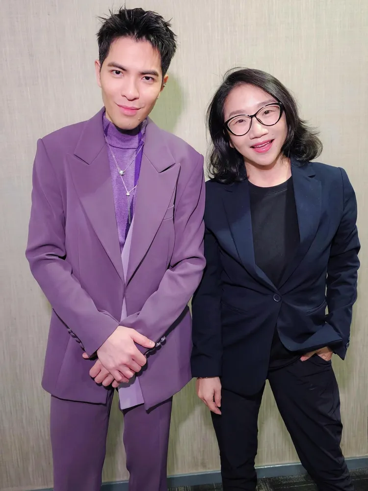 蕭敬騰（左）和陶晶瑩相見歡。喜鵲娛樂提供