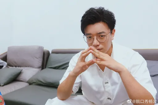 《脫口秀》男星被控瞞女友劈腿吻粉絲 超狠反擊公布小三姓名、學校讓她「社死」