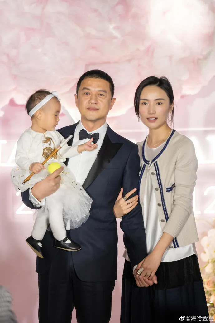 李亞鵬再娶模特兒海哈金喜，兩人的女兒快滿2歲。翻攝海哈金喜微博