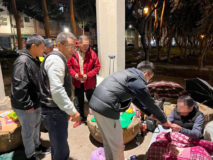 關懷街友送暖。桃園警分局提供