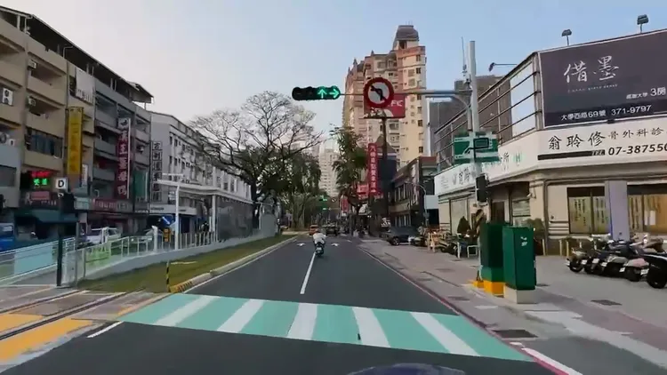 議員張博洋質疑，從中正路到博愛路段近30個路口路牌全消失不見。翻攝畫面