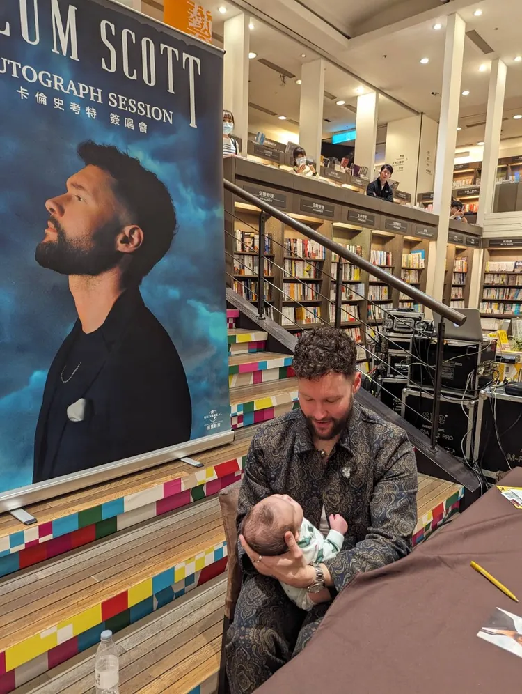 卡倫史考特忍不住抱3個月大的粉絲。環球音樂提供