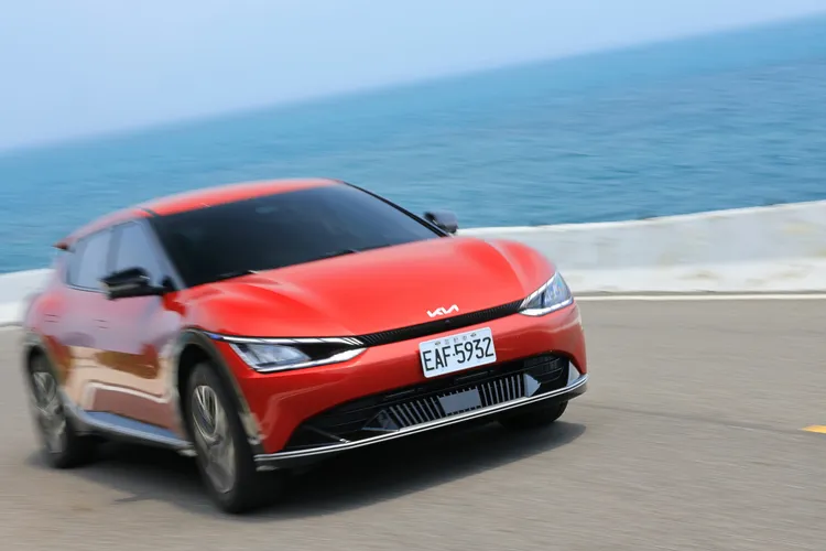 2月購買Kia EV9、Kia EV6(圖)皆可享V2L車外電器電源分享、11kW家用充電設備 、U-POWER一年免費無限快充，以及五年不限里程全車原廠保固。業者提供