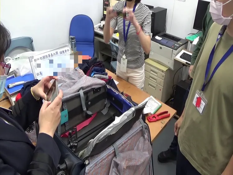 行李中夾層查獲毒品。航警局提供