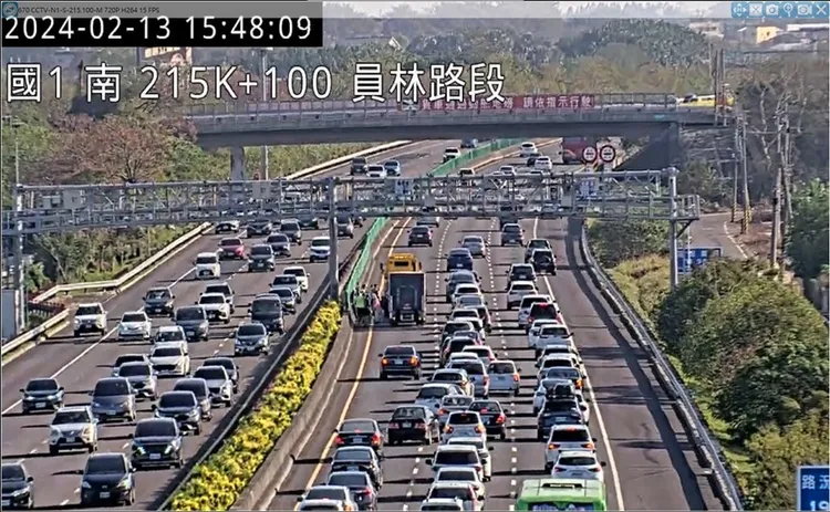 今天下午國1南向215.7公里處發生小貨車及小客車追撞事故，造成後方車流回堵2公里。高公局提供