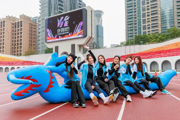 藍隊成員有林襄（左起）、張雅涵、姜巧文、邱子芯、謝予容、關詩敏。三立提供