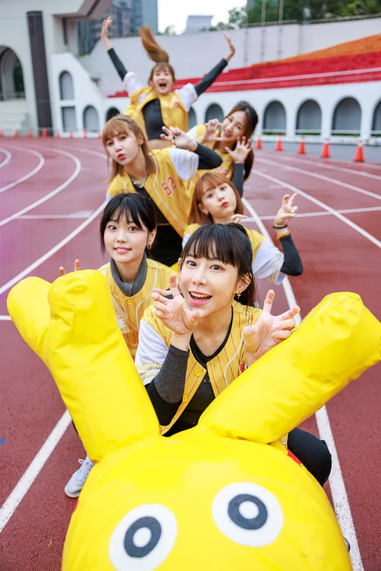 黃隊成員有梓梓（前一起）、Judy（二左）、畇二 （二右）、 草莓、于齊薇、珮含。三立提供