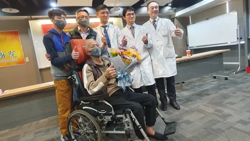 愛因斯坦死於同款隱形殺手!他突休克腹脹如懷胎 3度命危奇蹟重生