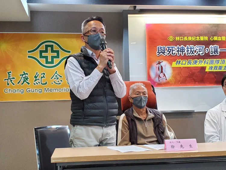 徐先生的兒子(左)數度哽咽感謝長庚醫療團隊救回父親。長庚提供