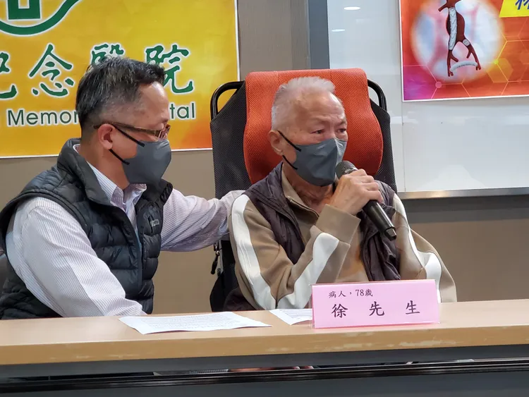 徐先生(右)去年突休克腹脹如懷胎十月，才知腹主動脈瘤破裂。長庚提供