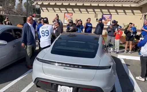 他開大谷翔平送的保時捷出席活動　路人全瘋了！車牌號碼有玄機