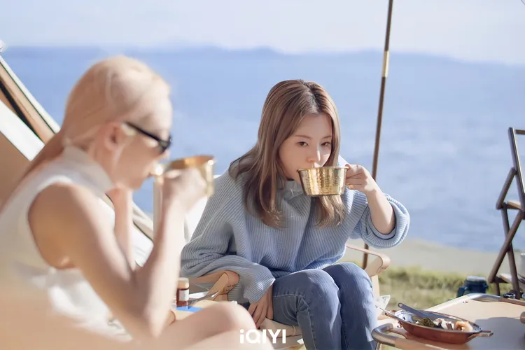 Sunny（右）節目中負責做菜。愛奇藝國際站提供