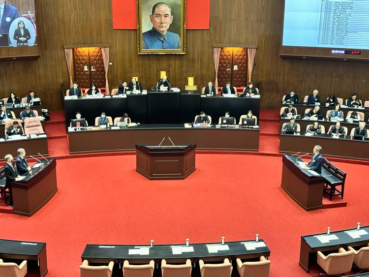 蔡其昌睽違8年站上質詢台。潘袁詩羽攝