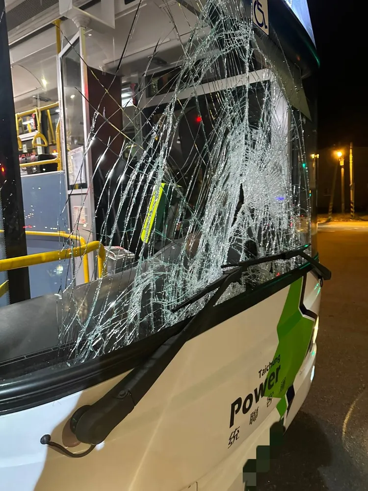 公車猛力撞擊林男，前擋風玻璃碎裂。民眾提供