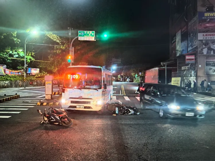 事故現場位於下坡處，公車司機忘拉手煞車才衍生這起意外。警方提供
