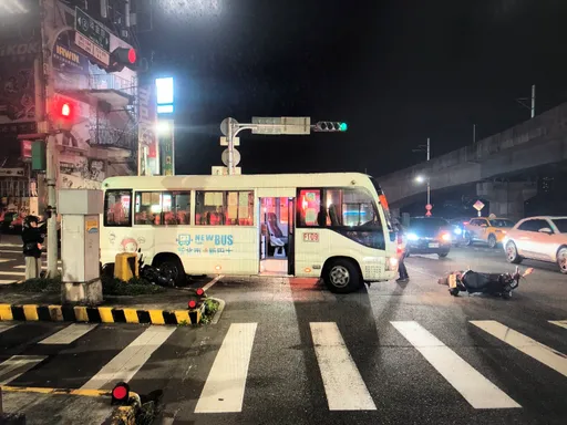 公車司機下車拍餅乾屑卻忘了做這事 這下悲劇了