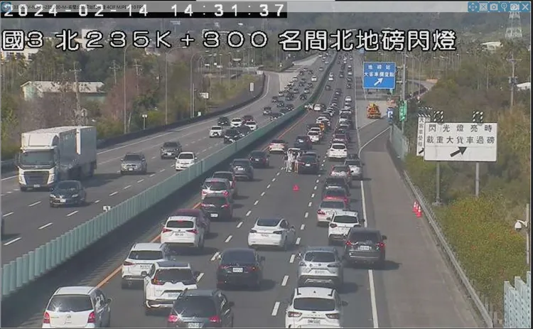 今日14:31國3北向235.2公里3輛小客車追撞，佔用中線車道，造成回堵2公里。高公局提供