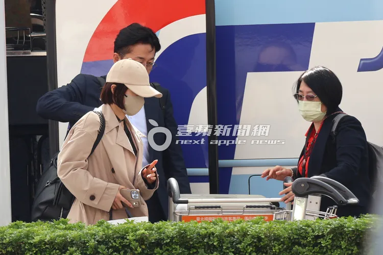 酒井法子下車，貼心和導遊一起搬運行李箱。特勤中心攝