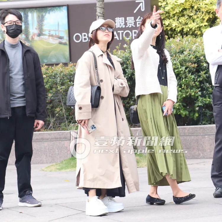 友人跟酒井法子介紹台北101大樓對面地標。特勤中心攝