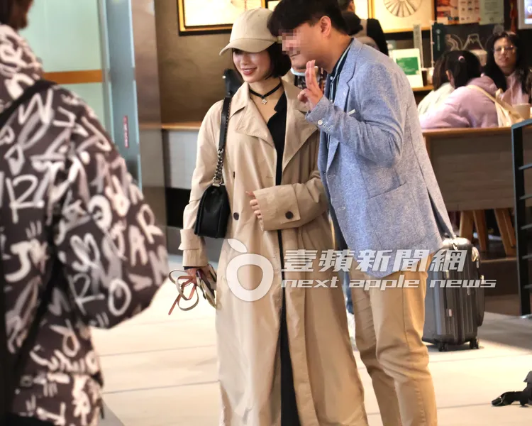 酒井法子（左）一雙電眼被熟男粉絲認出，脫下口罩露出甜笑合照。特勤中心攝