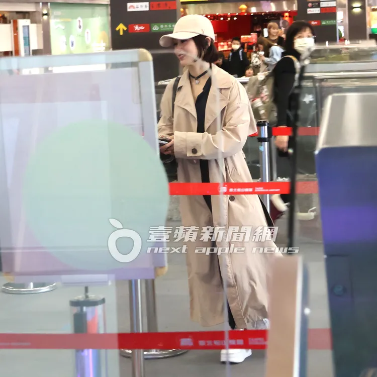 酒井法子準備排隊查驗出境證件。特勤中心攝