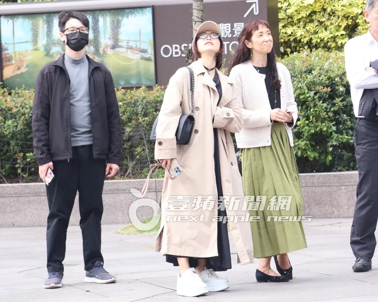 酒井法子抬頭仰望天空，參觀台北101周邊美景。特勤中心攝