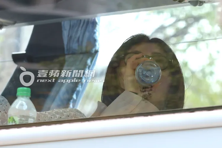 酒井法子在遊覽車上喝水止渴。特勤中心攝