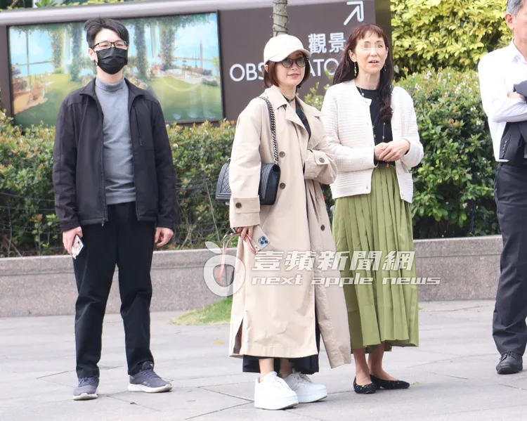 酒井法子第3天行程，身穿卡其色風衣外套，英倫風Look，從中正紀念堂來到台北101朝聖。特勤中心攝