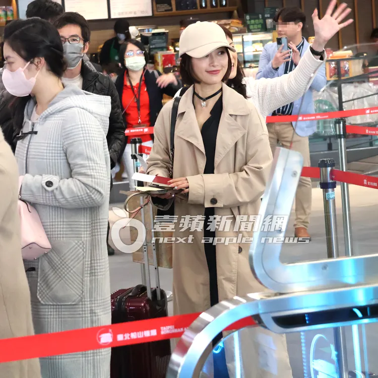 酒井法子露出甜美微笑，準備搭乘班機返回日本。特勤中心攝