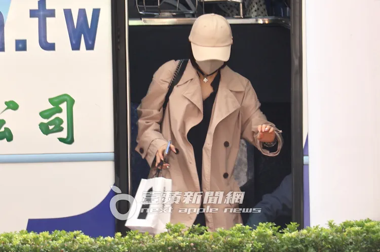 酒井法子搭乘東南旅行社遊覽車抵達台北松山機場。特勤中心攝