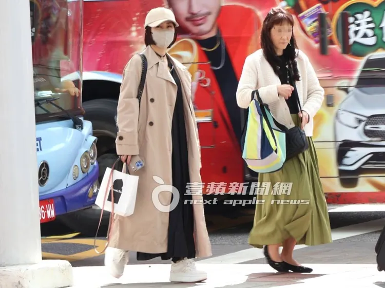 酒井法子（左）下車後，等過馬路到機場搭飛機。特勤中心攝