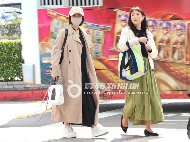 酒井法子（左）等綠燈準備過馬路走斑馬線。特勤中心攝