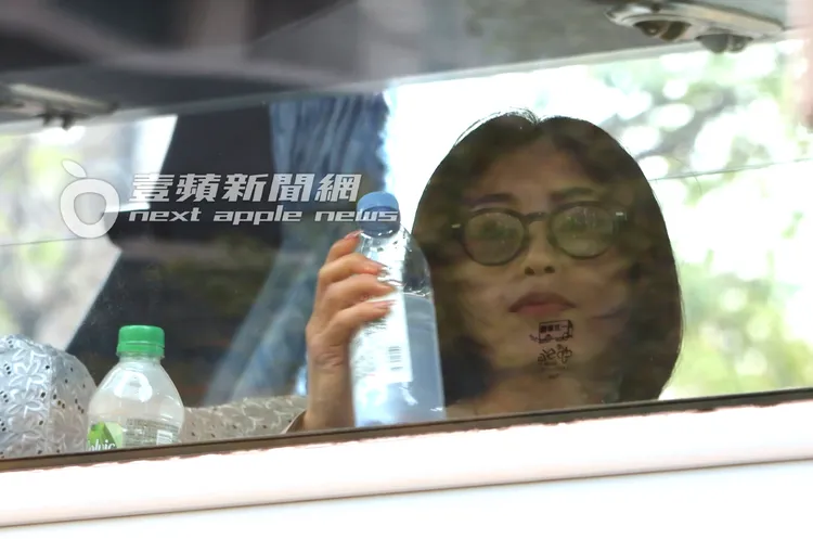 酒井法子拿起礦泉水解渴。特勤中心攝