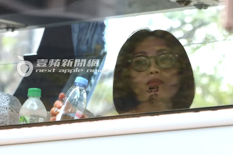 酒井法子過馬路到對街上遊覽車，脫下帽子繼續把握時光欣賞街景。特勤中心攝