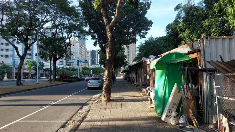 拉瓦克部落」位於高雄市前鎮區中華五路、正勤路口。凃建豐攝