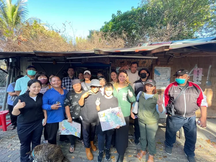 原民會去年給小朋友送小提燈。翻攝畫面