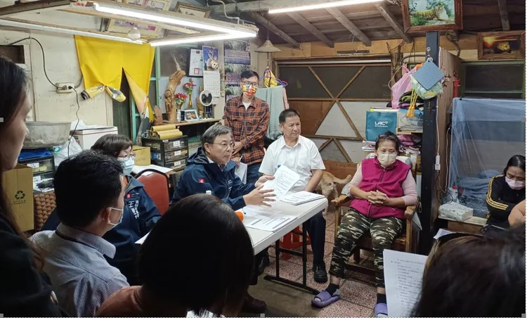 高市府副秘書長王啟川與拉瓦克居民多次會議協調。翻攝畫面