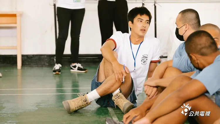 曾敬驊（左）與非行少年實際相處後大改觀。公視提供