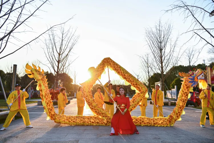 街頭藝人上周在浙江湖州表演舞龍。新華社