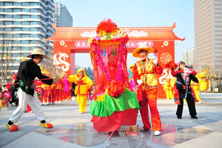 湖北省宜昌市新春街頭表演。新華社