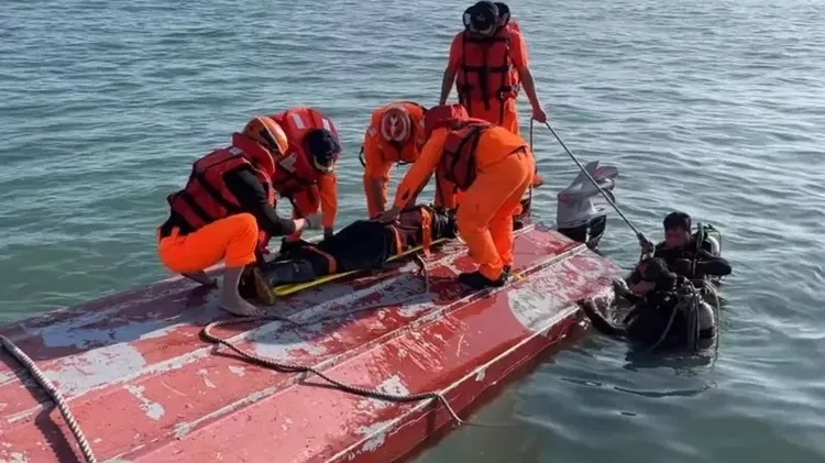 台灣海巡署金門海巡隊14日下午發現一艘中國快艇越界，隨即執行驅離，但快艇拒檢後蛇行翻覆釀2死。金門海巡隊提供
