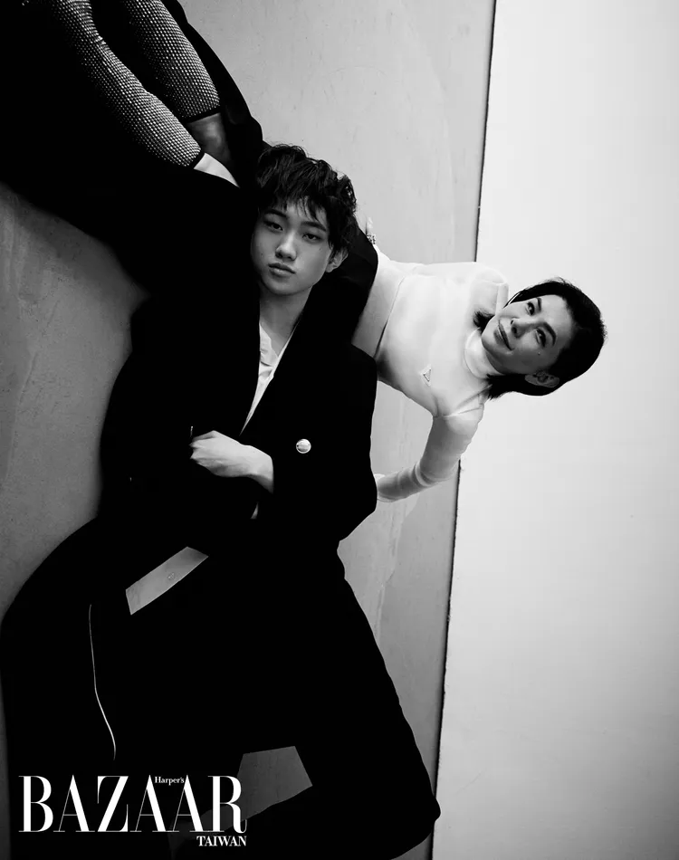 張清芳帥兒Nathan（左圖左）走一個日系帥哥風。《Harper’s BAZAAR》提供