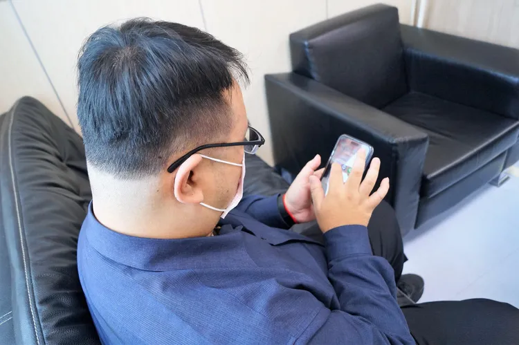 長時間滑手機有可能造成指間關節局部發炎。安南醫院提供