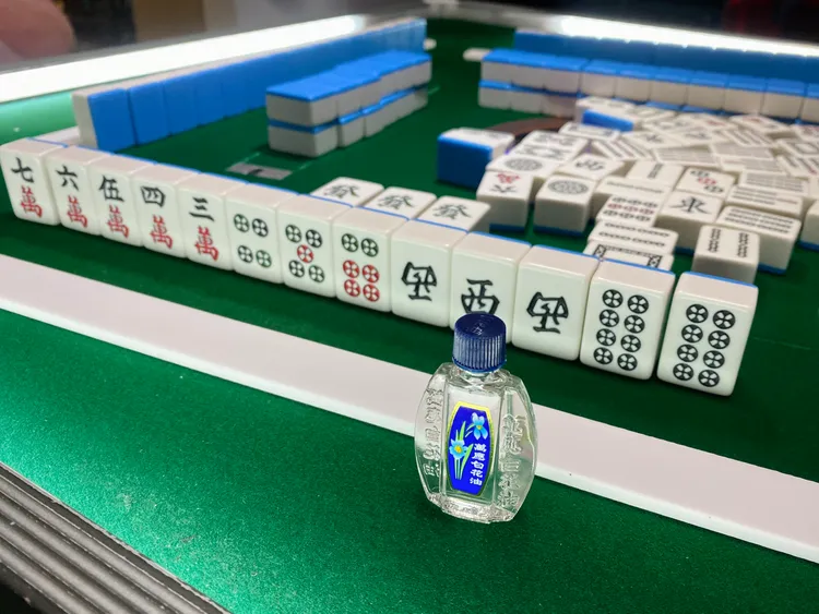 有民眾打麻將會備白花油醒腦，不過醫師提醒要注意坐姿與適當休息。王志弘攝